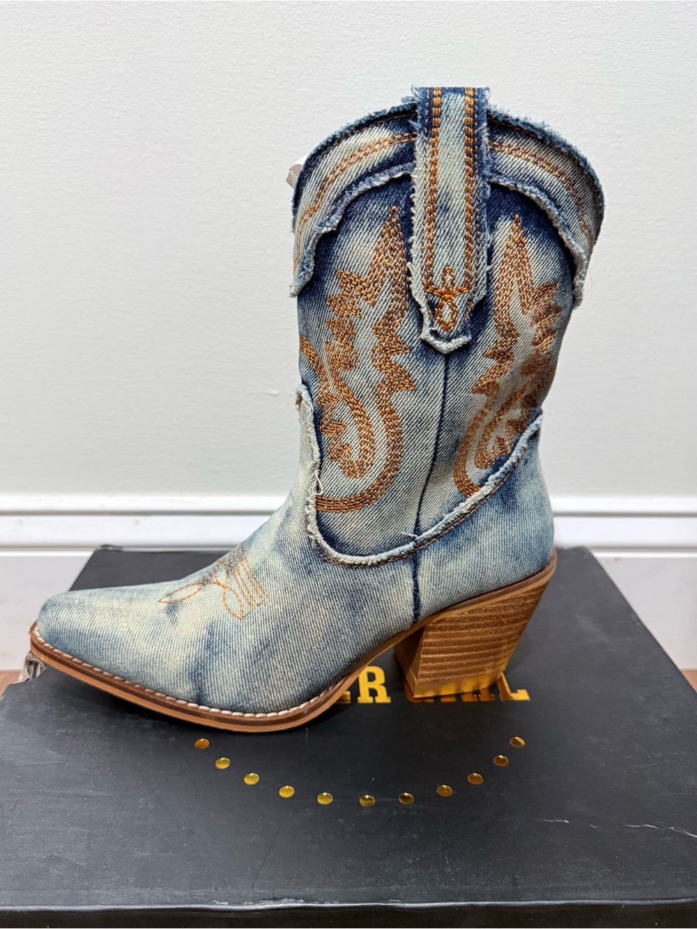 🔥NWB Arider Girl Womens cow boots Size 6 Demin Blue🔥